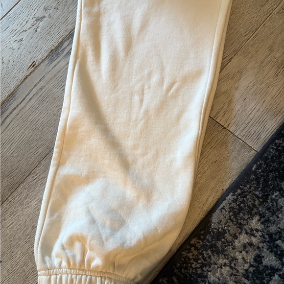 ALO Yoga cream (bone) sweatpants - Picture 5 of 6